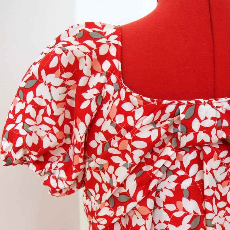 robe rouge ample feuilles-manche