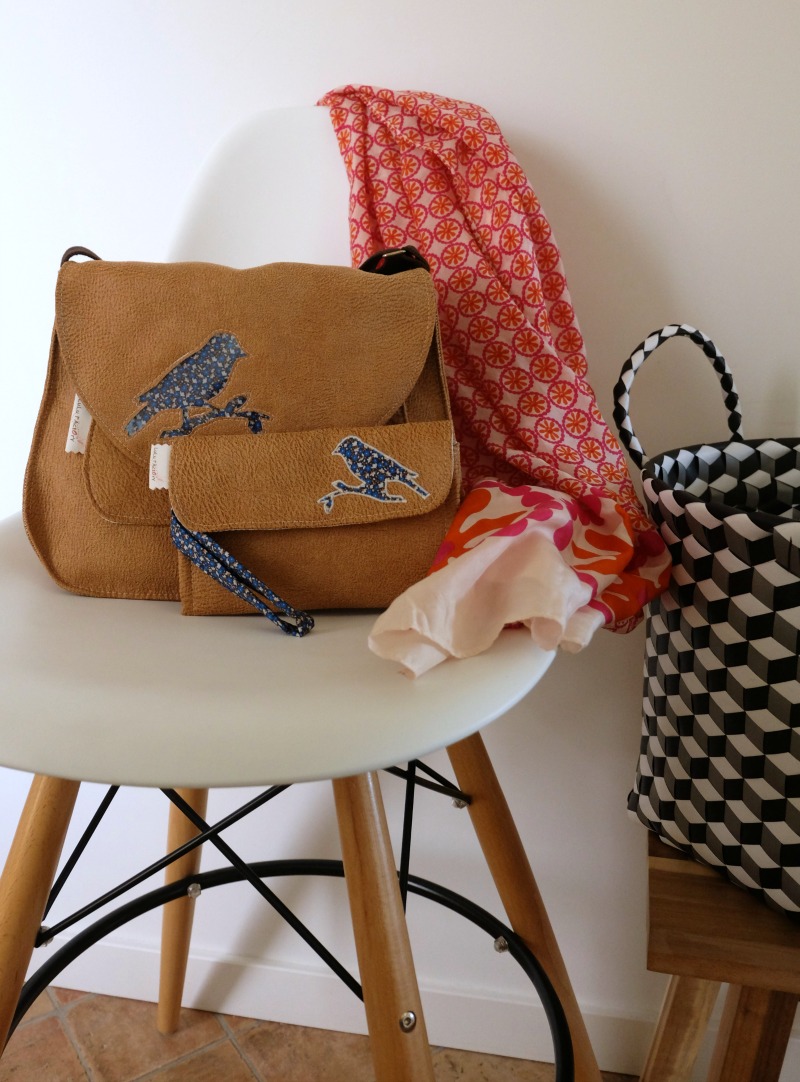 sac et portefeuille luluflor camel oiseau bleu-sur chaise